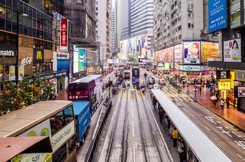 而从北走进来,湾仔北就是香港最有现代气息的地段:会展中心巍峨的建筑